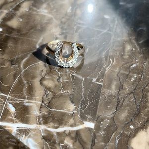 Horse shoe ring